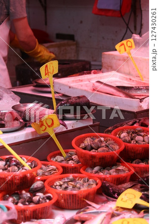 香港島北角の市場で売られる魚。日本ではなじみのない魚も多い 127430261