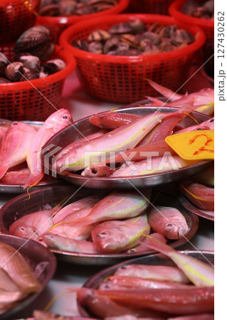 香港島北角の市場で売られる魚。日本ではなじみのない魚も多い 127430262