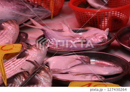 香港島北角の市場で売られる魚。日本ではなじみのない魚も多い 127430264