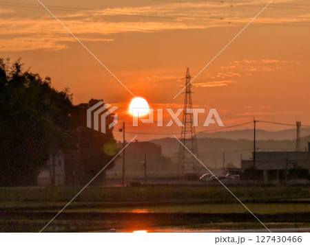 夕日と送電線 127430466