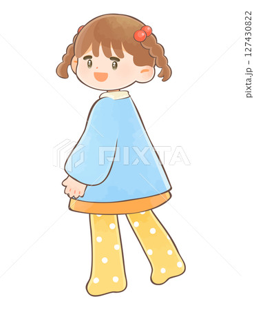 振り向くポーズの保育園、幼稚園児の女の子 振り向くポーズの保育園、幼稚園児の女の子 127430822