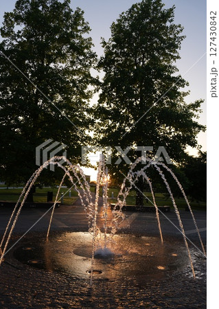 富山市にある環水公園の噴水 富山市にある環水公園の噴水 127430842
