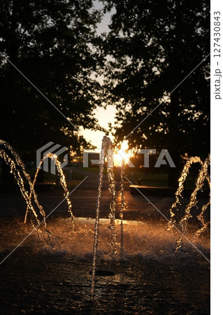 富山市にある環水公園の噴水 富山市にある環水公園の噴水 127430843