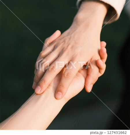 手と手をとる二人で助け合い 127431662
