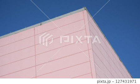 ピンクの建物の角 127431971