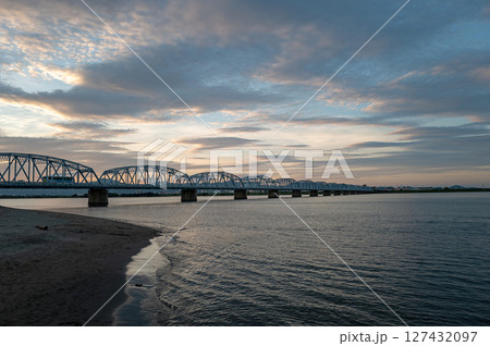 【徳島】夕暮れの吉野川 吉野川橋 【徳島】夕暮れの吉野川 吉野川橋 127432097
