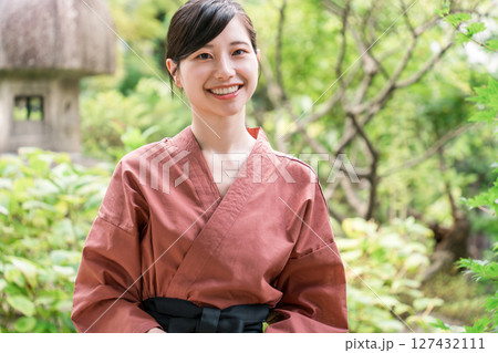 老舗の温泉旅館・高級旅館・宿坊で働く仲居さん・女将さん 127432111