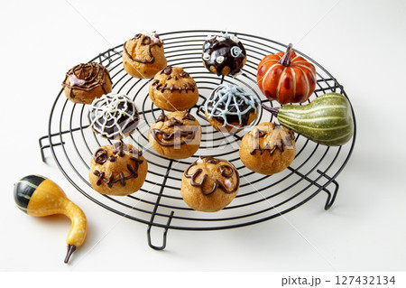 ハロウィンのデコレーションをしたプチシュークリーム ハロウィンのデコレーションをしたプチシュークリーム 127432134
