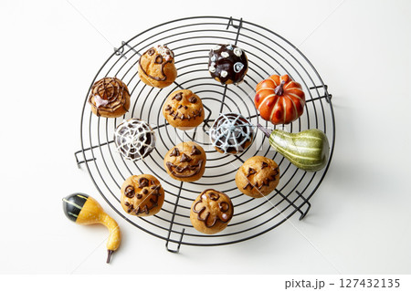 ハロウィンのデコレーションをしたプチシュークリーム 127432135