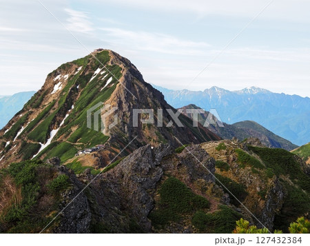 梅雨晴間の朝、横岳から観る赤岳と南アルプス（20250612070300） 127432384