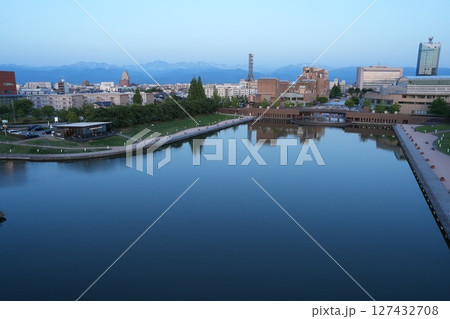 富山市にある環水公園の風景 127432708
