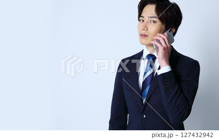 スマホを持つスタイリッシュなサラリーマンのイメージ スマホを持つスタイリッシュなサラリーマンのイメージ 127432942