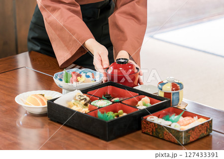 旅館,客室,個室で料理の給仕をする女性スタッフの手元 旅館,客室,個室で料理の給仕をする女性スタッフの手元 127433391