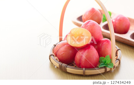 カットした早生スモモ 127434249