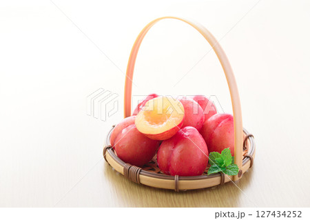 カットした早生スモモ 127434252