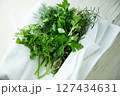 清潔な白い布で包まれたいろいろなハーブ 127434631