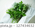 清潔な白い布で包まれたいろいろなハーブ 127434632