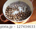 鍋で炊いた炊き立てのむかごご飯 127434633