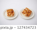 二つ並んだ四角いアップルパイ 127434723
