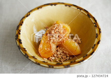 焼きリンゴとクランブルのおやつ 焼きリンゴとクランブルのおやつ 127434724