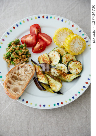 夏野菜がたくさん乗った爽やかなワンプレートディッシュ 夏野菜がたくさん乗った爽やかなワンプレートディッシュ 127434730
