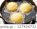 ドーナツを油で揚げている鍋の中 127434732