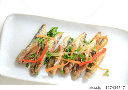 小鯖の南蛮漬け・皿に盛った南蛮漬け 127434747