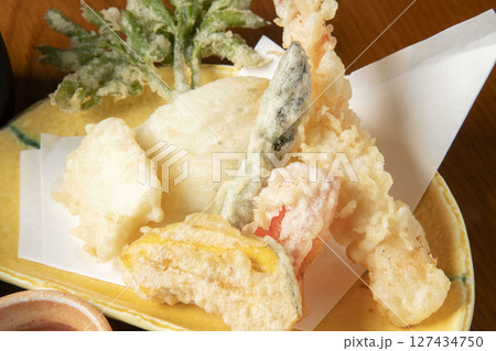 お皿に盛り付けられた天ぷら 127434750