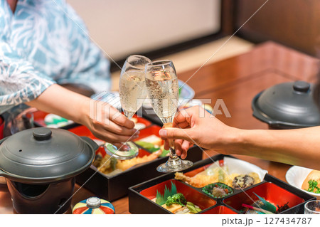 会席料理でシャンパン,スパークリングワインで乾杯する手元 127434787