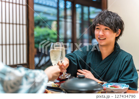 会席料理でシャンパン,スパークリングワインで乾杯するカップル 127434790