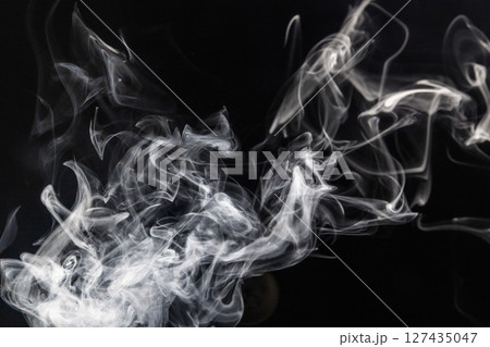 黒背景の前に浮かぶ湯気　 127435047