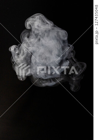 黒背景の前に浮かぶ湯気　 127435048