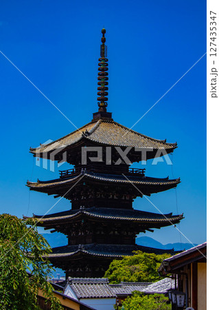 【京都風景】法観寺 美しいシルエットの八坂の塔 【京都風景】法観寺 美しいシルエットの八坂の塔 127435347