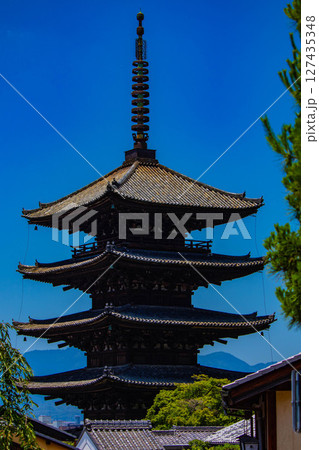 【京都風景】法観寺 美しいシルエットの八坂の塔 【京都風景】法観寺 美しいシルエットの八坂の塔 127435348