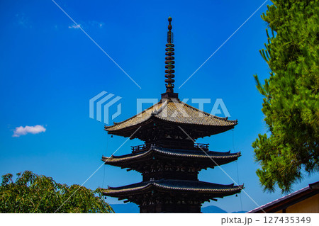 【京都風景】法観寺　美しいシルエットの八坂の塔 127435349