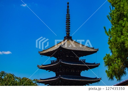 【京都風景】法観寺 美しいシルエットの八坂の塔 【京都風景】法観寺 美しいシルエットの八坂の塔 127435350