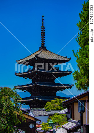 【京都風景】法観寺 美しいシルエットの八坂の塔 【京都風景】法観寺 美しいシルエットの八坂の塔 127435352