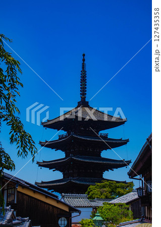 【京都風景】法観寺　美しいシルエットの八坂の塔 127435358