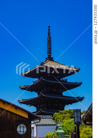 【京都風景】法観寺 美しいシルエットの八坂の塔 【京都風景】法観寺 美しいシルエットの八坂の塔 127435380