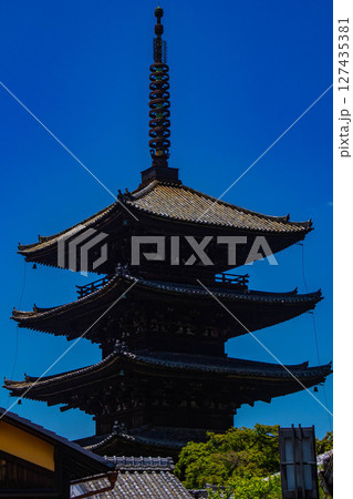 【京都風景】法観寺 美しいシルエットの八坂の塔 【京都風景】法観寺 美しいシルエットの八坂の塔 127435381