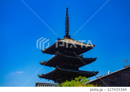 【京都風景】法観寺 美しいシルエットの八坂の塔 【京都風景】法観寺 美しいシルエットの八坂の塔 127435384