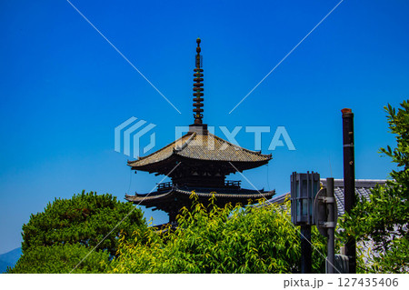 【京都風景】法観寺 美しいシルエットの八坂の塔 【京都風景】法観寺 美しいシルエットの八坂の塔 127435406