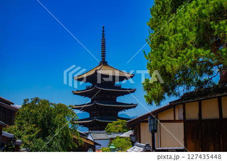 【京都風景】法観寺 美しいシルエットの八坂の塔 【京都風景】法観寺 美しいシルエットの八坂の塔 127435448