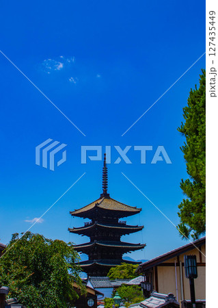 【京都風景】法観寺 美しいシルエットの八坂の塔 【京都風景】法観寺 美しいシルエットの八坂の塔 127435449