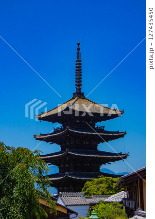 【京都風景】法観寺　美しいシルエットの八坂の塔 127435450