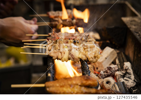 炭火で焼き鳥を焼く 炭火で焼き鳥を焼く 127435546