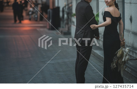 デート,夜の街を歩く黒いドレス姿の男女,カップル,新郎新婦(ドレスアップ) 127435714