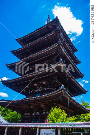 【京都風景】法観寺 美しいシルエットの八坂の塔 【京都風景】法観寺 美しいシルエットの八坂の塔 127435962