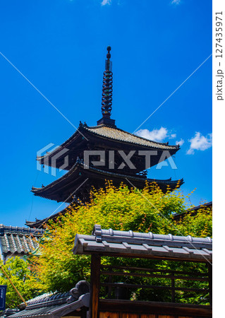 【京都風景】法観寺　美しいシルエットの八坂の塔 127435971