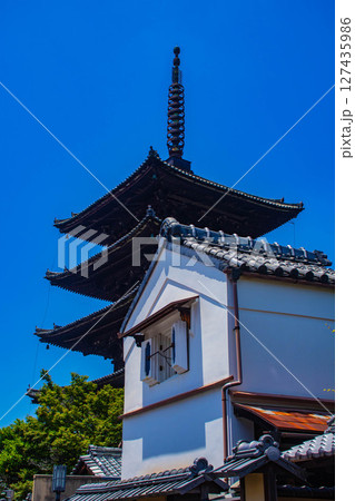 【京都風景】法観寺 美しいシルエットの八坂の塔 【京都風景】法観寺 美しいシルエットの八坂の塔 127435986